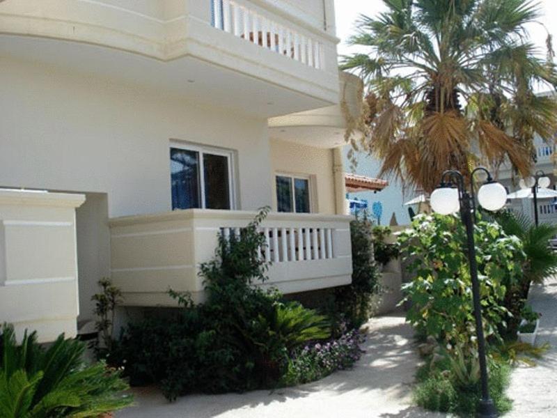 Akatos Hotel Agia Marina Exteriör bild