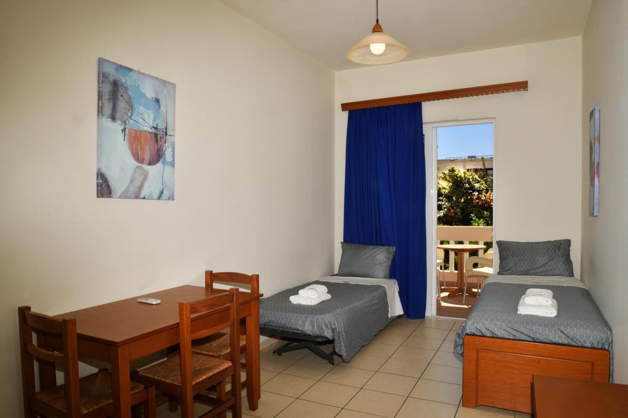 Akatos Hotel Agia Marina Exteriör bild