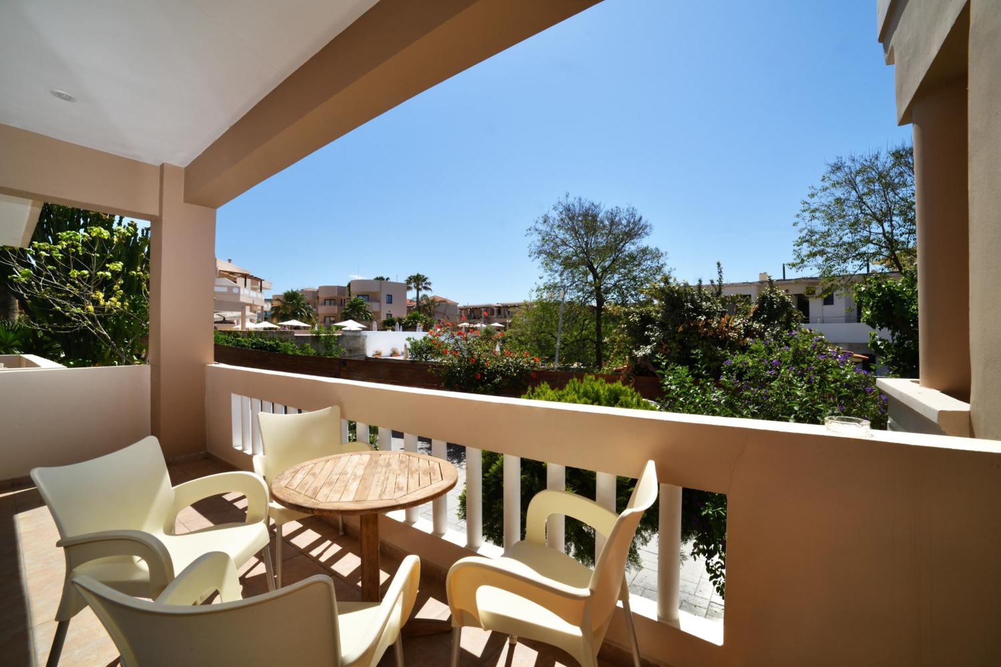 Akatos Hotel Agia Marina Exteriör bild