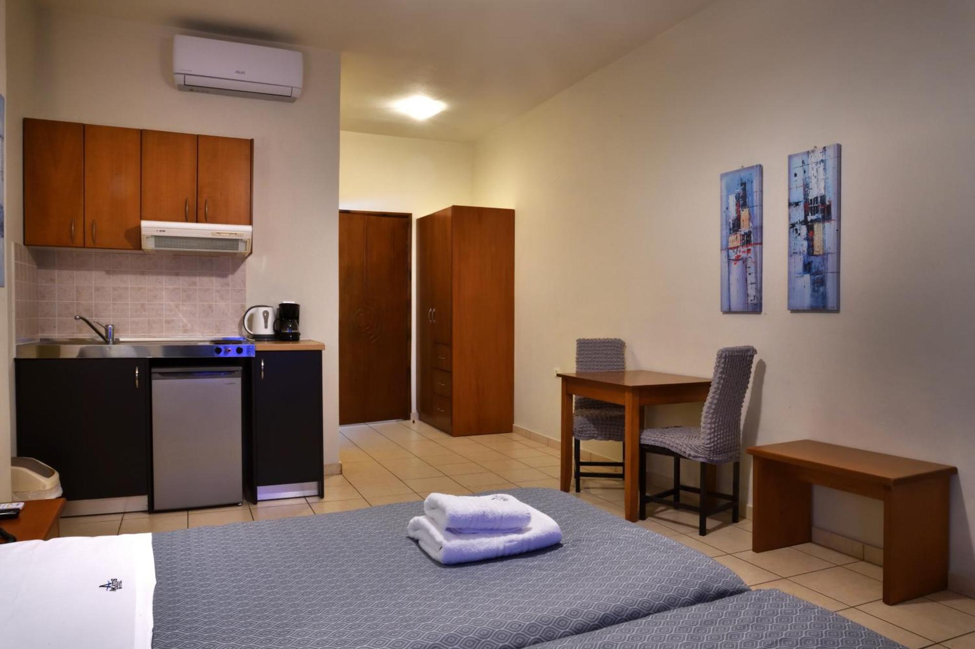 Akatos Hotel Agia Marina Exteriör bild