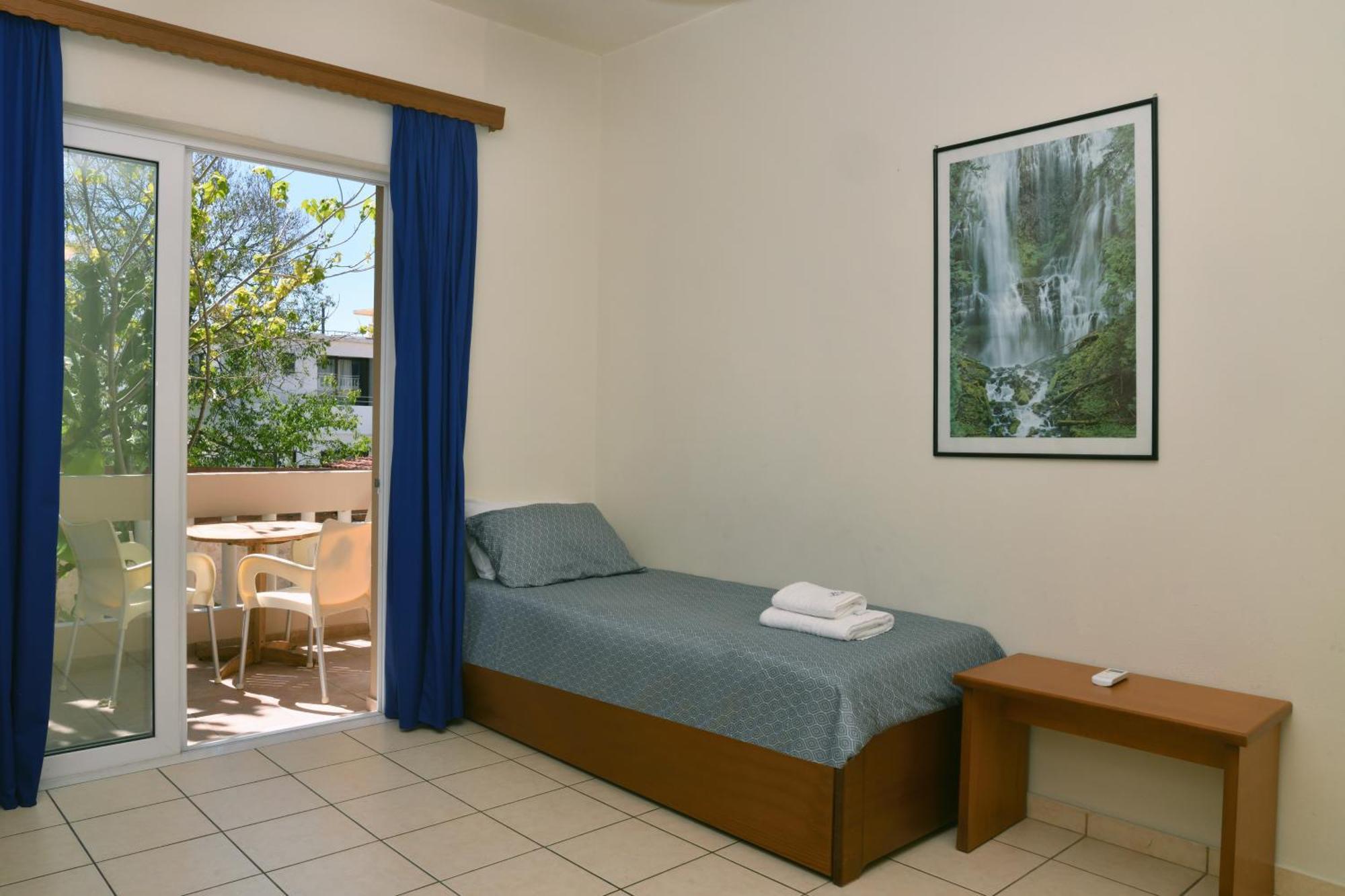 Akatos Hotel Agia Marina Exteriör bild