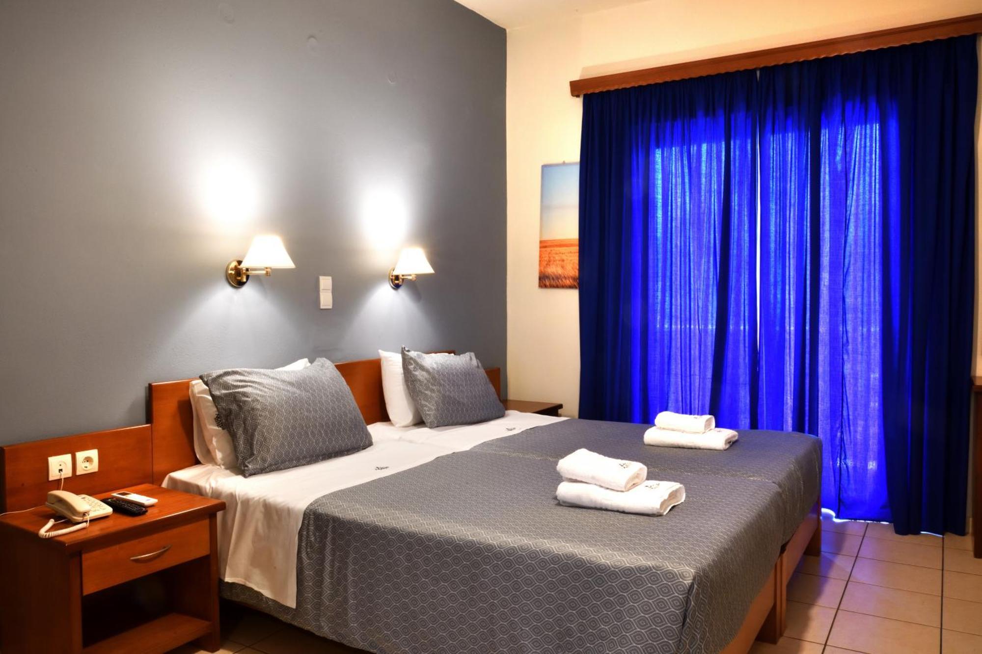 Akatos Hotel Agia Marina Exteriör bild