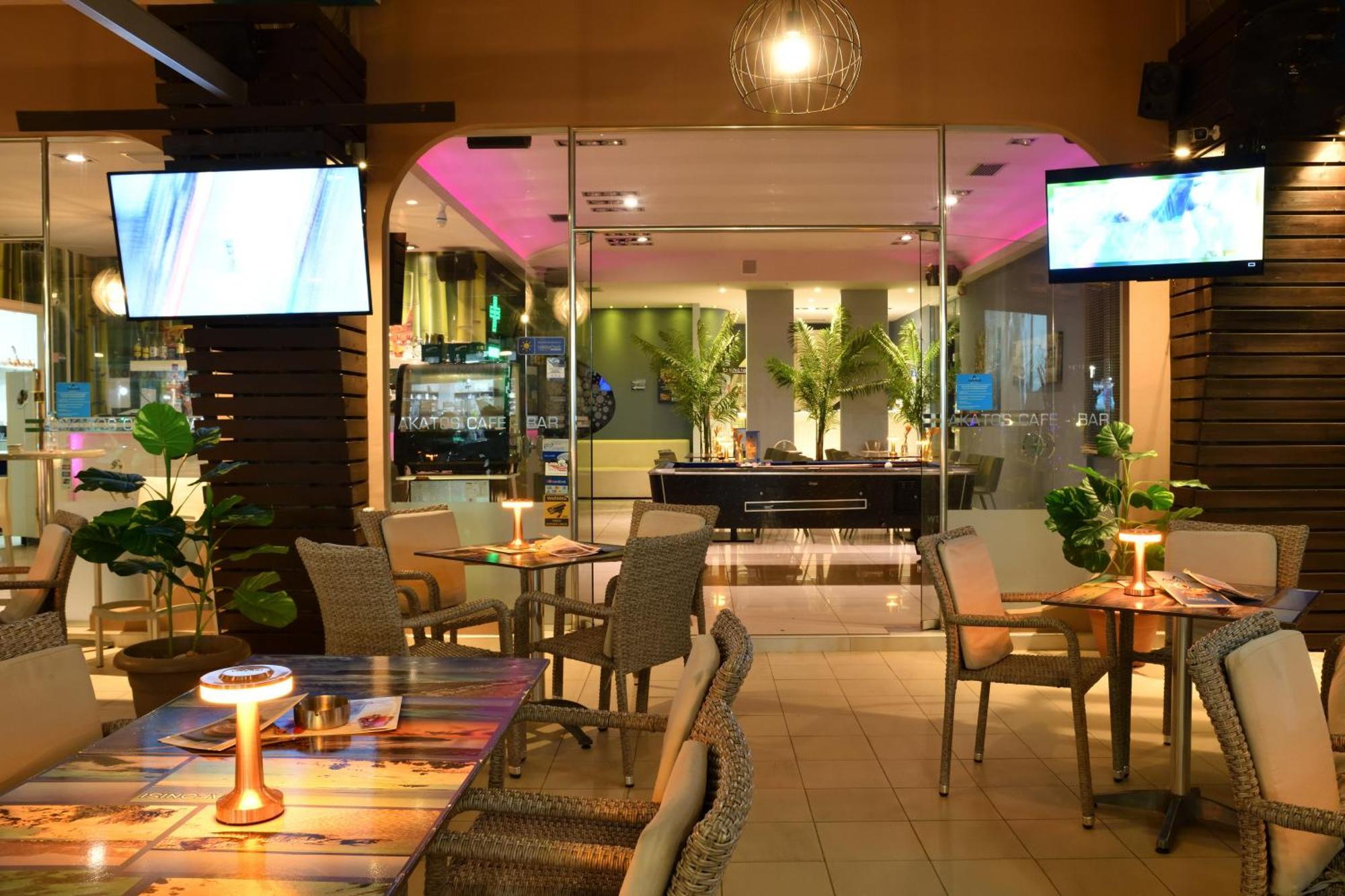 Akatos Hotel Agia Marina Exteriör bild