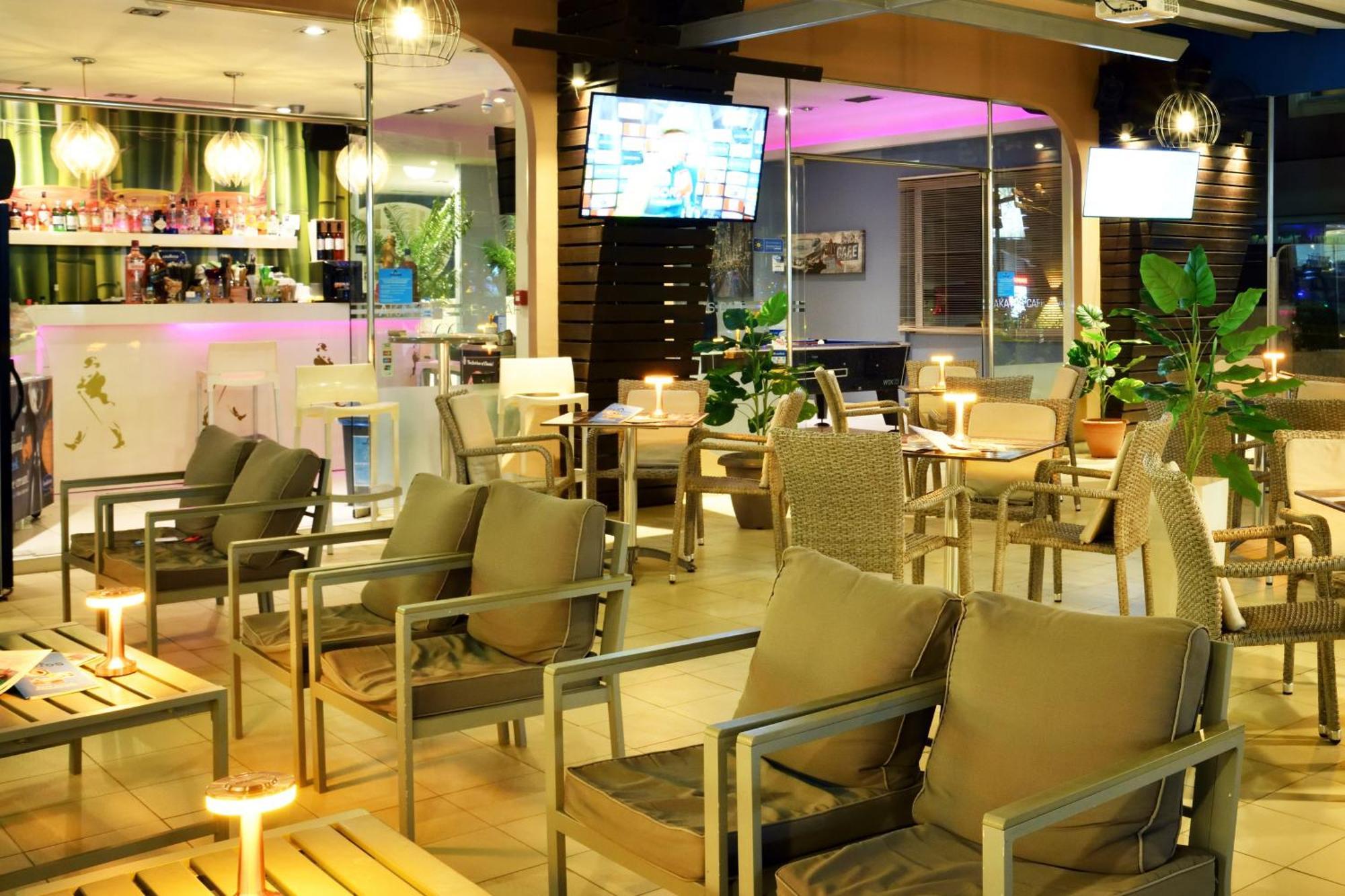 Akatos Hotel Agia Marina Exteriör bild