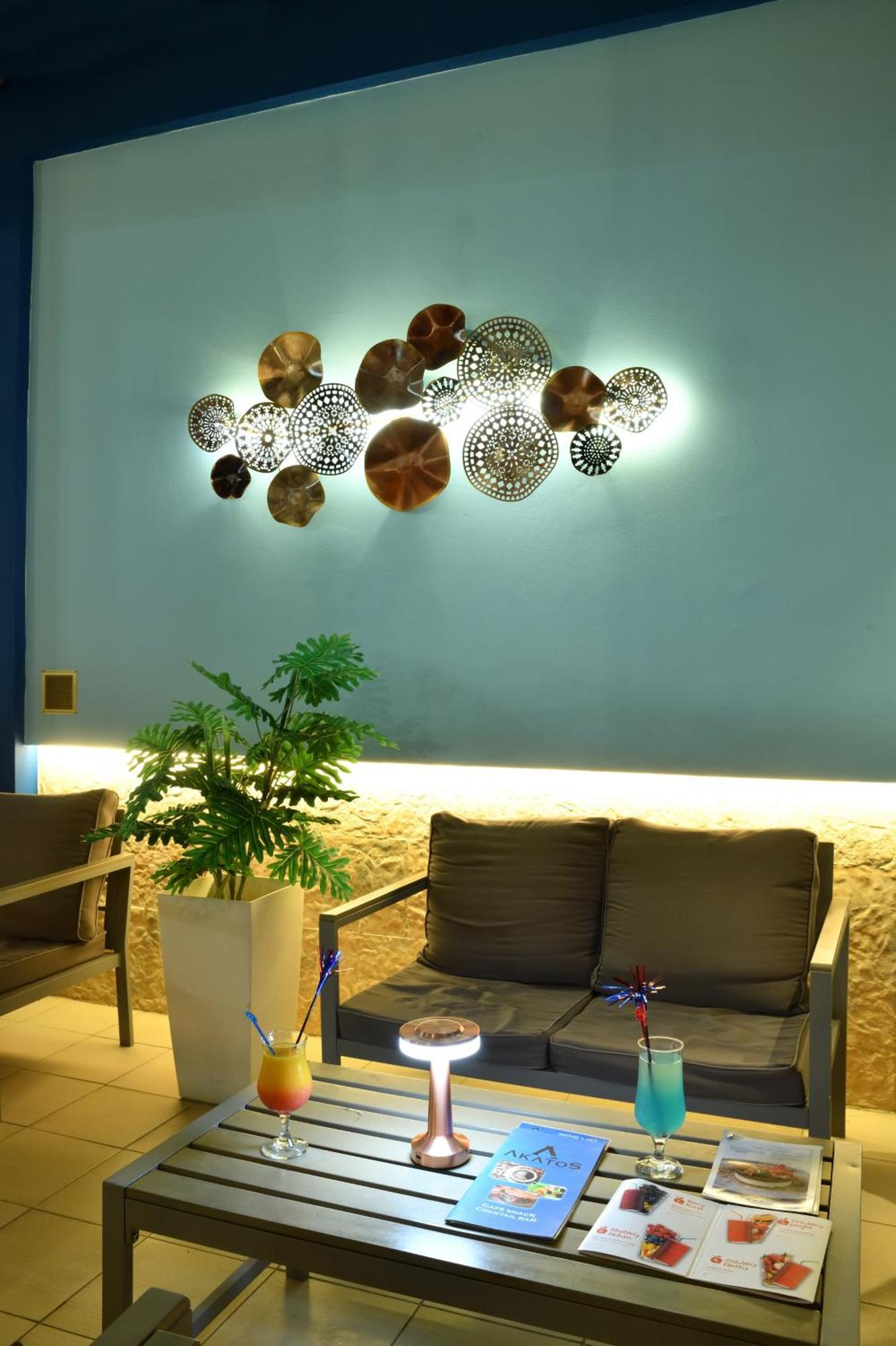 Akatos Hotel Agia Marina Exteriör bild
