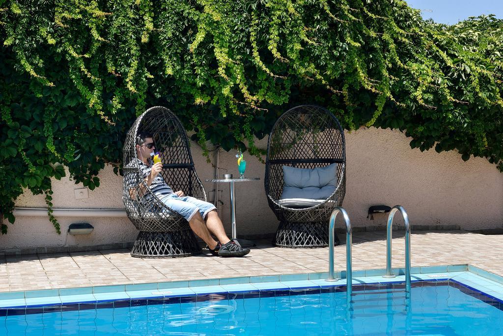 Akatos Hotel Agia Marina Exteriör bild
